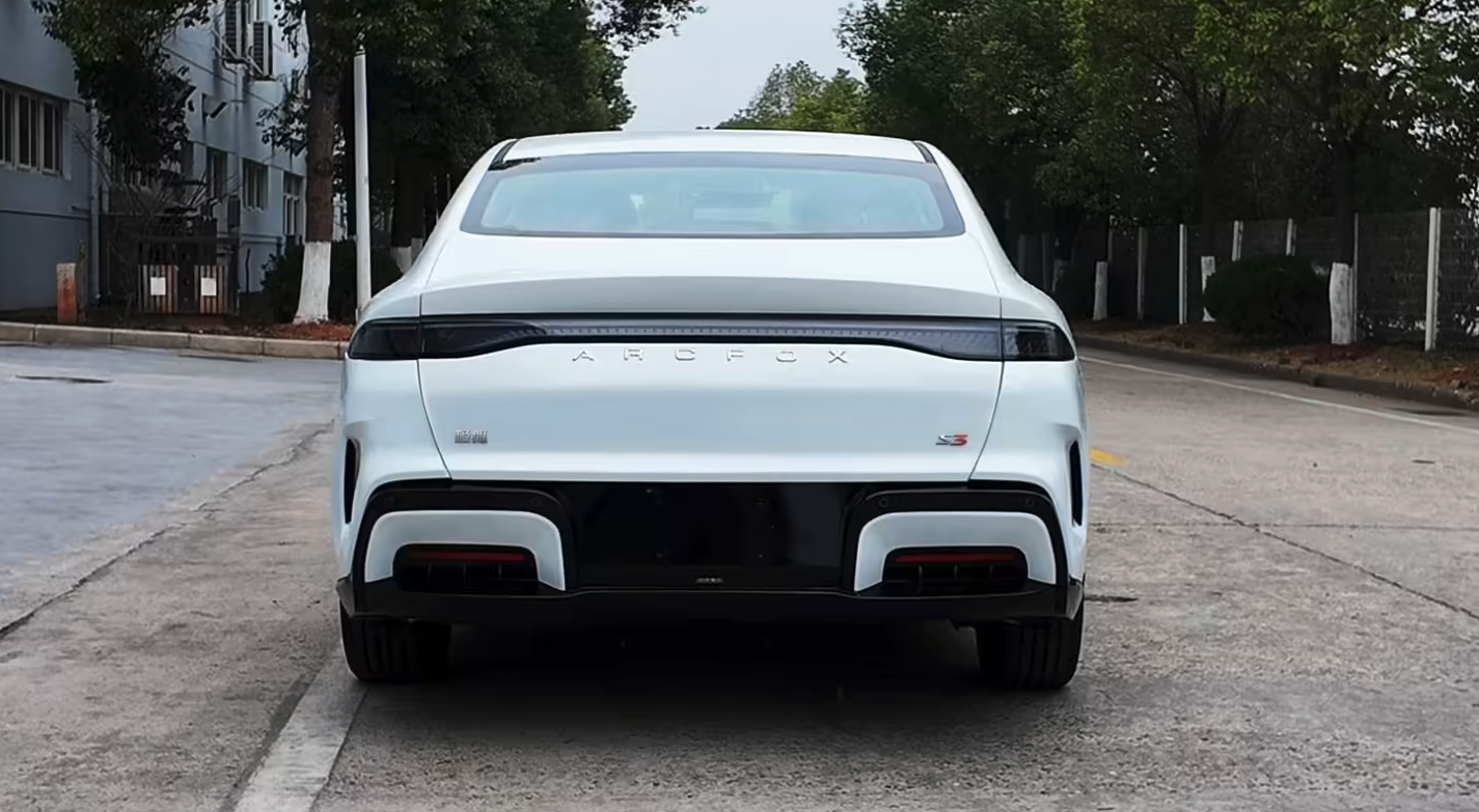 北汽极狐 S3 换电版工信部申报 159kW 动力升级 定位中大型纯电轿车